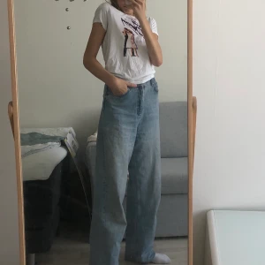 Ball H&M tröja - T-shirt från HM med tryck! Skitball men kommer inte till användning, använd Max 3 gånger! Kan hämtas upp på Södermalm annars kostar frakt 11kr!