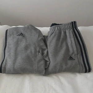 Adidas Tracksuit - Adidas Tracksuit en tracksuit som e väldigt bra färg är grå med svarta ränder con 7/10