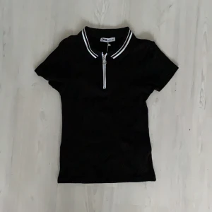 Tight T-shorts med dragkedja - T-shirt med dragkedja där fram. Aldrig använd och med prislappen kvar.  Storlek M men sitter fortfarande bra på mig som har S. 80 kr inklusive frakt, 100 kr nypris. Tar endast Swish och postar så snabbt jag kan 🙃