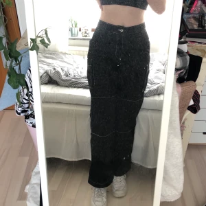 Bershka byxor - Säljer dessa byxorna från bershka med vita kontrastsömmar. Säljer de då de är något korta för mig som är 170 de inte kommer till användning. De är endast använda en gång och är i mycket bra skick. Fraktkostnad tillkommer💗