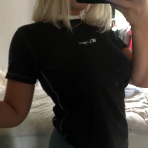 Champion t-shirt - Snygg champion t-shirt i oanvänt skick. Säljer då den är lite liten på mig som har storlek s/m. Frakten är spårbar och inkluderad i priset! 🤼‍♂️