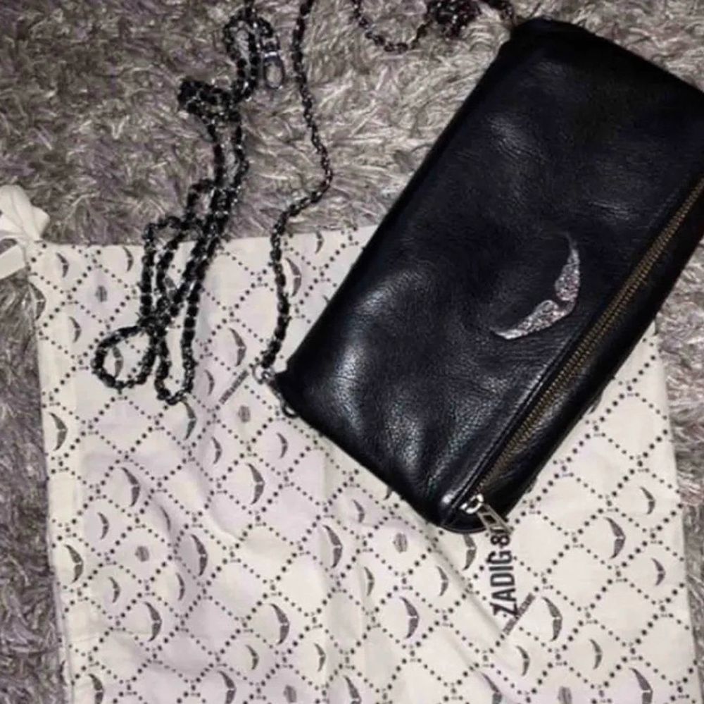 Superfin väska från zadig&voltaire i modellen ”rock”. Originalpris -; ca 3400 kr. Sparsamt använd, köpt av en annan tjej på plick. Väska, dustbag, långt samt kort band medföljer. Skriv för fler bilder🥰 Pris kan diskuteras vid snabb affär!. Väskor.