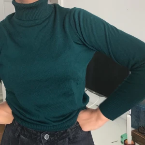 Härlig grön polotröja  - Fin stickad polotröja köpt second hand! Den har ett litet hål som syns på andra bilden! Köparen står för frakten (ca 50kr) eller möts upp i Stockholmsområdet❤️