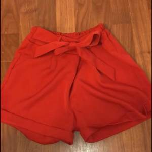 Jätte fina röda shorts med snöre. Materialet är väldigt mjukt och skönt, använd få gånger. Storlek S. 50kr + frakt :)
