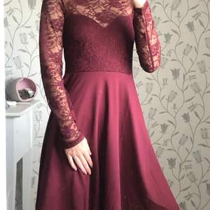Vinröd klänning med spets! Frakt: Diskuteras vid köp ✨🌿