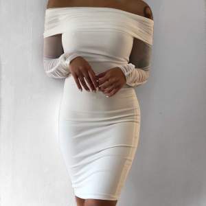 Tight vit klänning som är off shoulder i storlek XS. Har en hel video på min Youtube kanal om ni ha detaljer på den. Sök på: Fashion Nova Try on haul Tina Engeo 