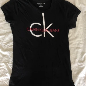 Svart Calvin Klein t-shirt - En vanlig svart Calvin Klein t-shirt. Använd få gånger så den är i nyskick. Köpt i New York. Köpare står för frakt.☺️