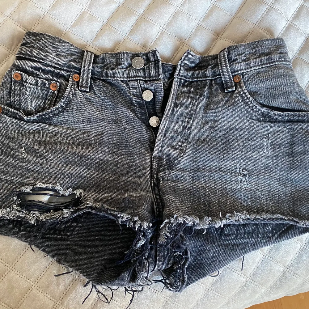 Snygga jeansshorts från Levis 501, grå-svart. W23.. Shorts.