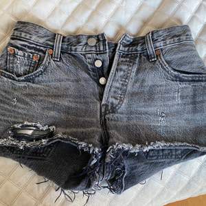 Snygga jeansshorts från Levis 501, grå-svart. W23.