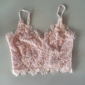 Crop top stl S - Snyggt croppat linne i ljusrosa från VERO MODA i storlek S. Säljes då linnet är för litet för mig. Väldigt snygg passform, använd endast fåtal gånger och i bra skick.