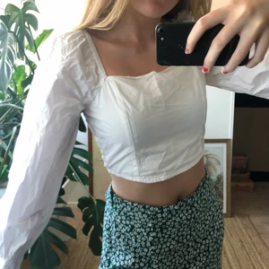 Vit blus med fyrkantig urringning  - Vit blus med fyrkantig urringning, från BikBok! Aldrig använd och därför väldigt bra skick! Har stretch i ryggen och sitter därför jättefint på många olika kroppar. Lite kortare i modellen. Frakt 40kr