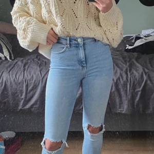 High waisted karve jeans - Säljer dessa snygga karve jeans från carlings i storlek xs men passar för s också, använda cirka 3 gånger, 64 cm i innerbenet och modellen är 169cm ordinarie pris 699kr,  frakt tillkommer buda i kommentarerna🥰😇💙