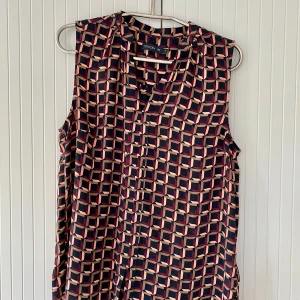 Topp - Topp säljes. Titta gärna bland mina andra annonser, har både bortskänktes och kläder till låga priser. Köper du fler så samfraktar jag för att spara på miljön. 😊 Frakten kostar 63kr. 