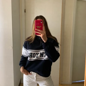  Zip up sweatshirt  - En zip up sweatshirt i marinblått, använd måttligt men inget som syns. Fläckfri och fortfarande mjuk på insidan. Perfekt till sensommaren eller hösten. 