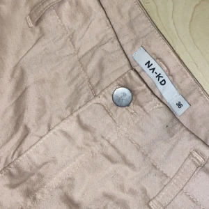 Beiga byxor från NAKD - Sparsamt använde men behöver strykas. 