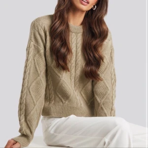 Fint stickad tröja från Na-kd - Superfin tröja från na-kd som endast är använd en gång! Storlek XXS, men skulle säga att den är som en XS. Frakt ingår i priset!