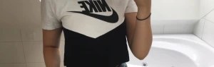 Nike crop top - Säljer nu en Nike crop top som inte kommer till användning. Nyskick i stl XS