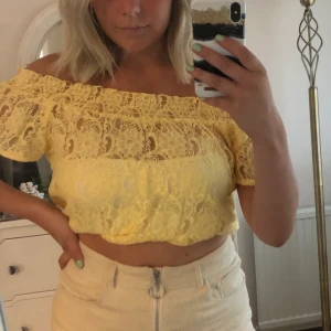 super gullig topp - gul spetstopp från bikbok! super söt men känner att den har gjort sitt i min garderob! går att bära offshoulder och vanligt!💖