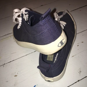 Champion skor  - Säljer mina otroligt fina mörkblåa skor från champion i storlek 37! Aldrig använda💗