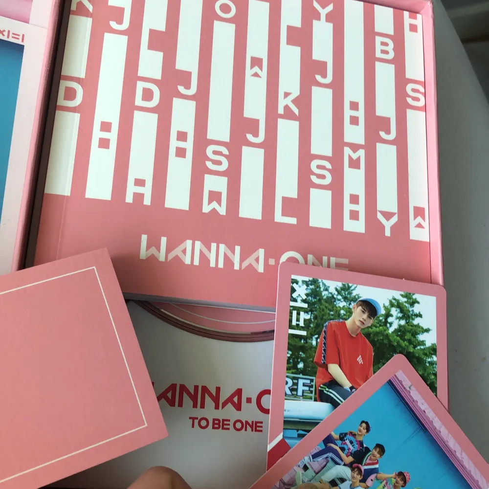 Helt nytt wanna one album! Kommer med fotocards av yoon jisung och ong seong woo, CD, foto album och allting är kvar och i nyskick! 420kr inkluderad frakt💕. Accessoarer.