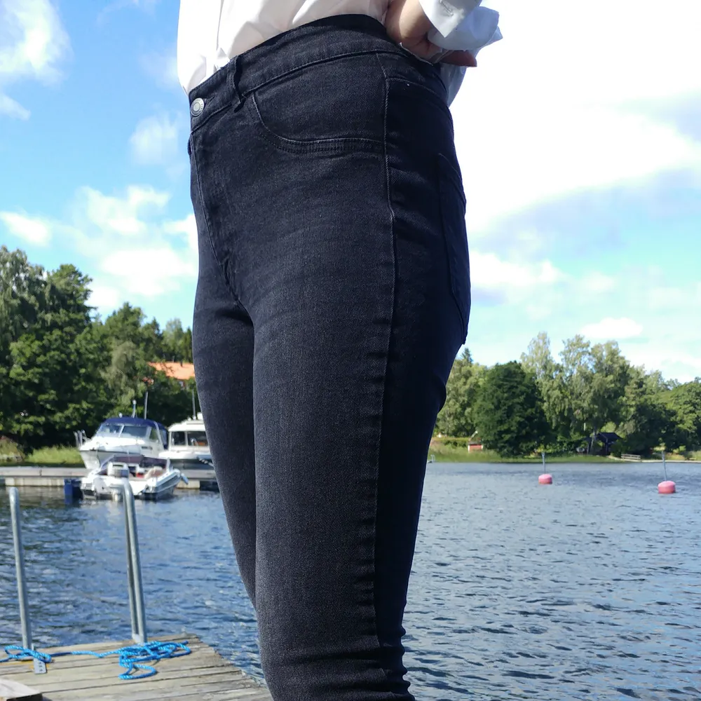 Svarta skinny jeans med resår vid midjan. ✨. Jeans & Byxor.
