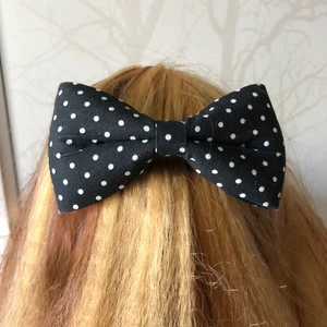 Rosett - Superfin hårklämma💛 ca 1 dm bred, endast provad. Vid köp av flera håraccessoarer får du paketpris. Köparen står för frakten💛