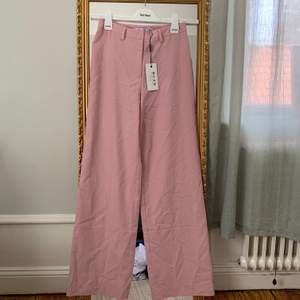 Sååå snygga rosa byxor, aldrig använda! Prislappen kvar! Säljes för 200 kr!💞