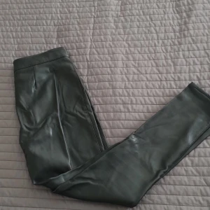 Skinnbyxor - Svarta skinnbyxor från bikbok med fordring inuti. Storlek:XS Köparen står för fraktkostnaden✨🌺