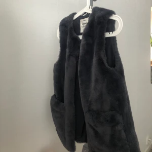 Väst -  Väst från Zara. Köpt på barnavdelningen dock passar storlek XS Köparen står för fraktkostnaden ✨🌺