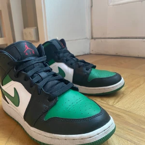 Nike Jordan 1 - Säljer mina gröna Nike jordans (nästan helt oanvända) på grund av att de inte kommer till användning!