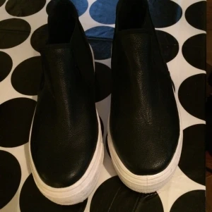  - Snygga sneakers med vit platå från märket ASOS. Använt fåtal gånger, skorna är i väldigt gott skick. 
Frakt tillkommer. 