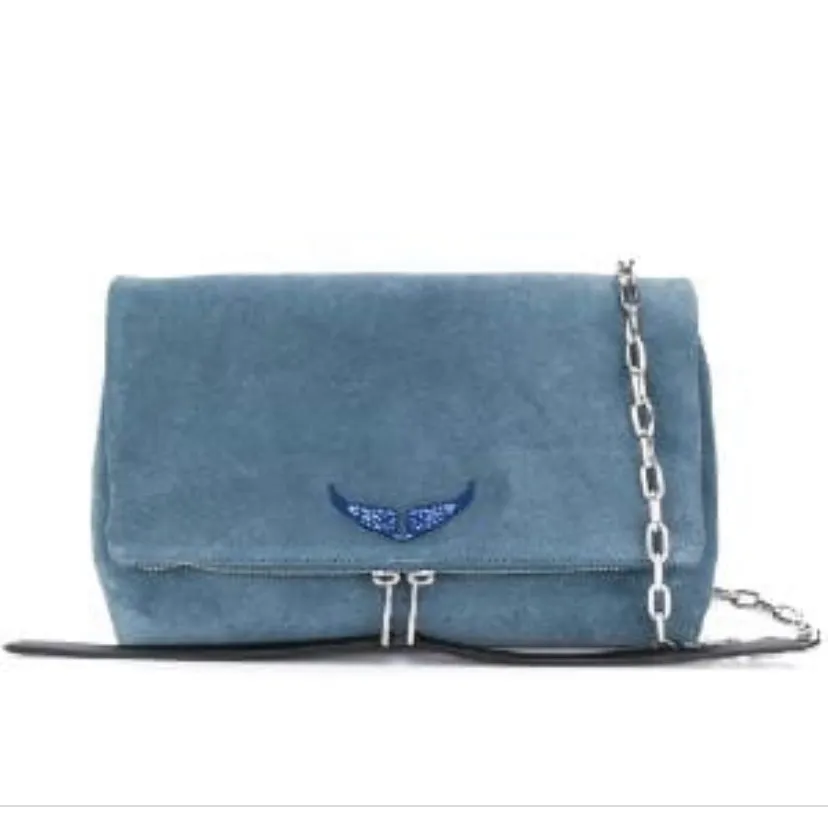 Säljer en super populär blå Zadig väska i den större modellen. Väskan är köpt maj 2020 för 6000kr och har knappt kommit till användning. Måtten är B27 x H16 x D12 cm. Kan både mötas upp och frakta om det skulle önskas💗💗. Väskor.