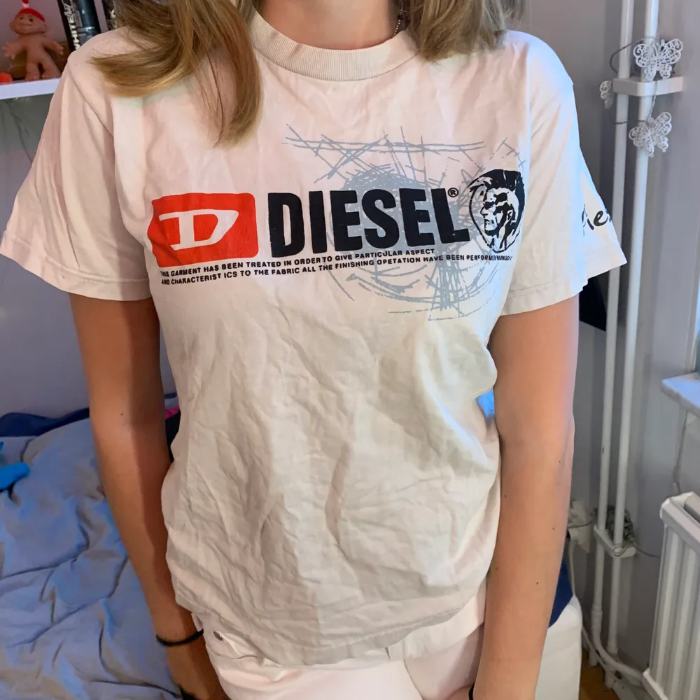 Gräddvit Diesel t-shirt i storlek S, lägg bud i kommentarerna :) frakt tillkommer på 44kr.. T-shirts.
