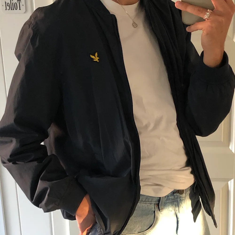 Supersnygg och clean Lyle & Scott jacka! Utmärkt skick eftersom den tyvärr inte kommer till användning längre! Ett superfint basic plagg liksom. Köpare står för frakt 💞.. Jackor.