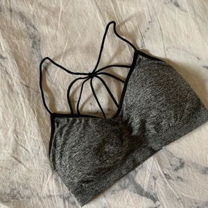 Sportbh - Gråmelerad sport-bh i storlek M/L, skulle säga att den är S/M 🤍 20kr+frakt 