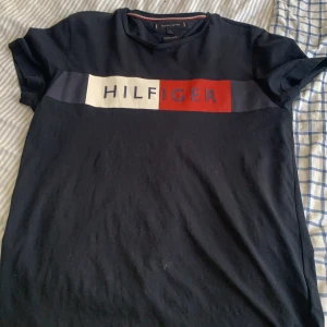 Tommy Hilfiger  - Fin tröja som är använd 4 gånger 