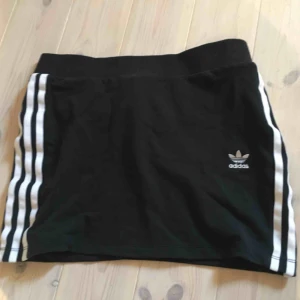  - Adidas kjol köpt på plick men inte kommit till användning. Bra skick! 100kr plus frakt:)