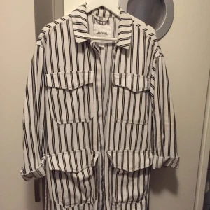  - Oversize jacka som passar lika bra inomhus som utomhus. Inlöpt på Monki, använd 2-3 gånger. Står XS i den men den är oversize på mig som är en M/38. 