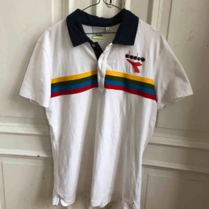  - Äldre Diadora tenniströja / pike. Mycket fint skick. Aningen tight fit. Kan hämtas i Uppsala eller skickas mot fraktkostnad 