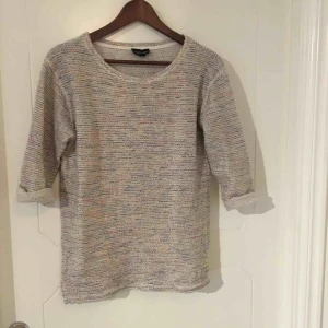 - Fint strukturerad tröja från Topshop med 3/4 arm. Passar S-M beroende på hur du vill att den ska sitta. Möts gärna upp i Göteborg, frakt ingår ej. 