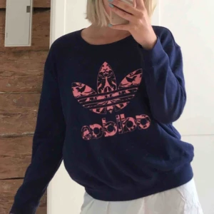  - Tjocktröja från Adidas. Marinblå och rosa. Använd 1-2 gånger, som ny! 🌸