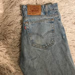 Jeans från Levi’s. 505 herrmodell, har använts som high waist mom jeans. Använda 3 gånger.   Hund finns i hemmet så plagget skickas nytvättat och rollat. Enstaka hundhår kan förekomma.   Pris är inkl. frakt.