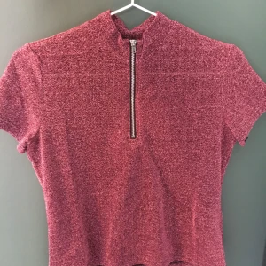  - Topp ifrån Monki. Knappt använd då jag inte tycker att den passar mig. 