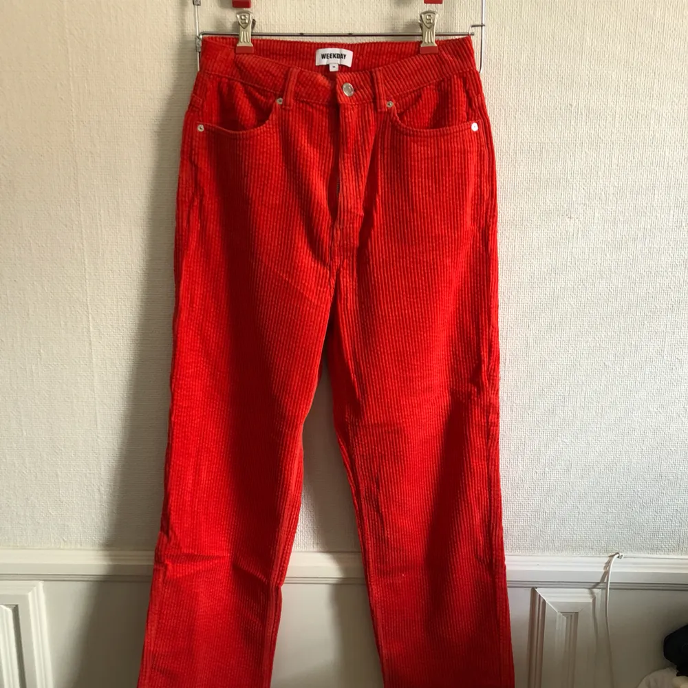 Röda corduroy jeans i mom jeans model. Oanvända. Jeans & Byxor.