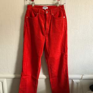 Röda corduroy jeans i mom jeans model. Oanvända