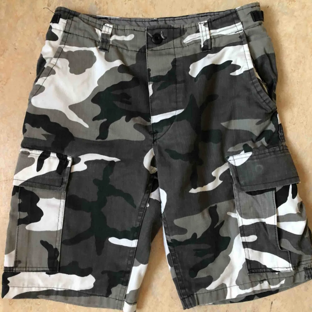 Oanvända Cargo shorts i storlek 27/31! Nypris 500, säljer för 200kr!. Jeans & Byxor.