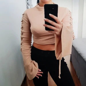  - Så fin tröja köpt på Missguided. Det är en crop-top med snörning på armarna. Färg nude. 🍂. Aldrig använd! 