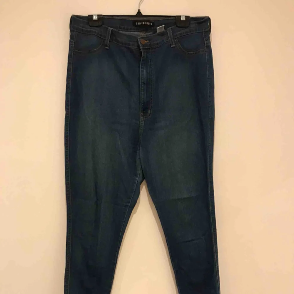 Fashionnova Classic high waisted jeans-medium blue original pris 330kr. Storlek 2XL typ 46 EUR. Har bara använt de en gång. Köparen står för frakt. Jeans & Byxor.