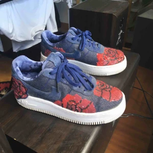  - Säljer mina superfina air force 1 floral, storlek 39. Köpta på sneakers n stuff och väldigt sparsamt använda. Kan mötas upp i Malmö, frakt betalas annars av köparen👟👟🌹🌹