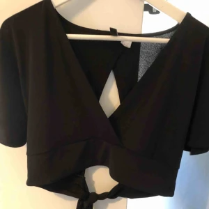  - Ny crop topp storlek l  